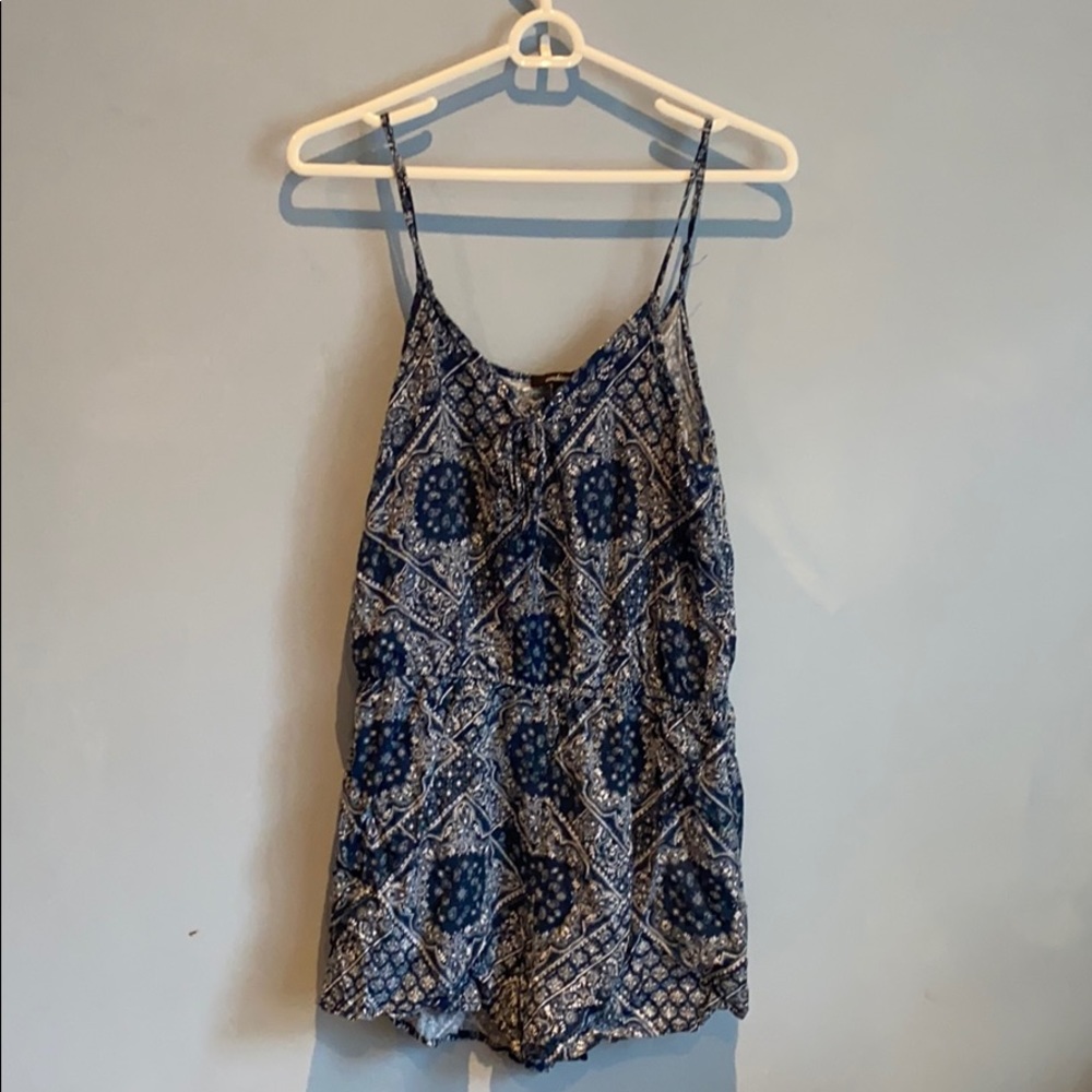 boutique paisley blue romper 💙🤍